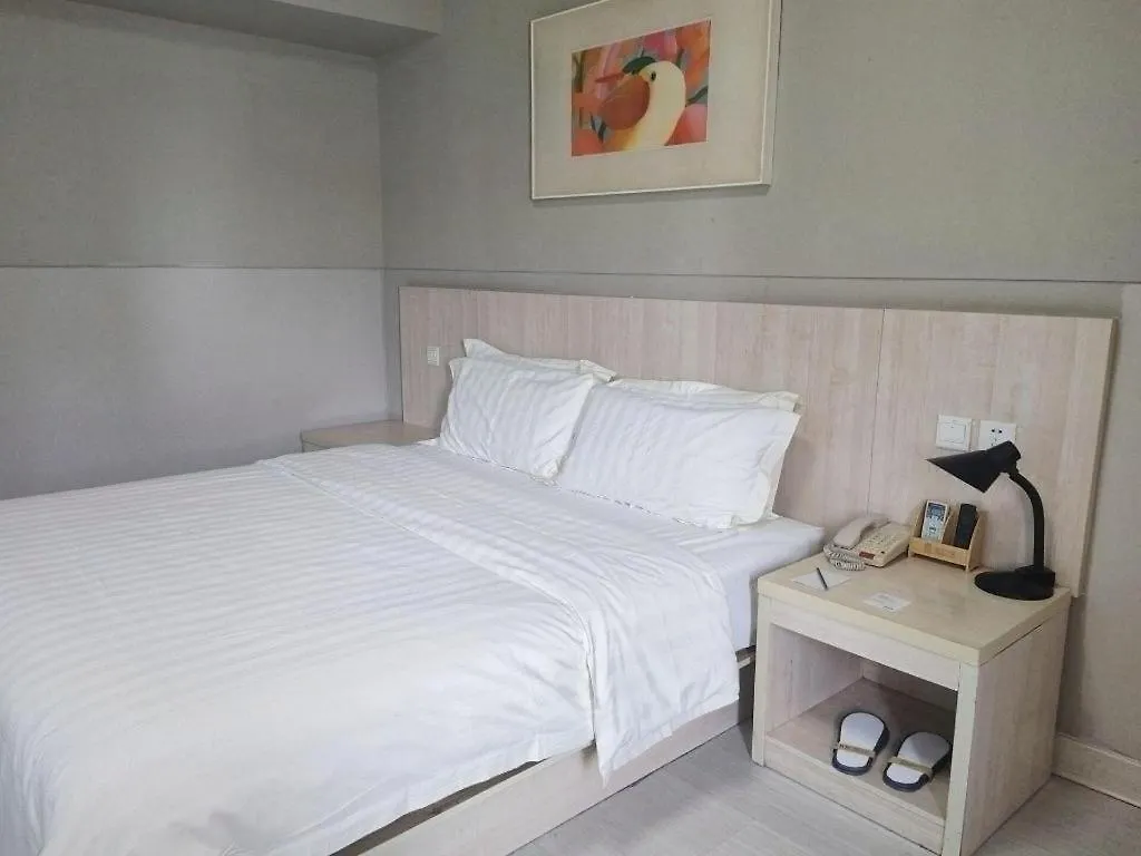 Jinjiang Inn Zhengzhou Railway Station Erqi Square Metro Station 2*,